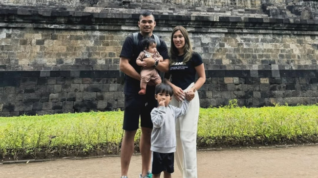 Jeka Saragih besama istri dan anak-anak. [Instagram @desitashn]